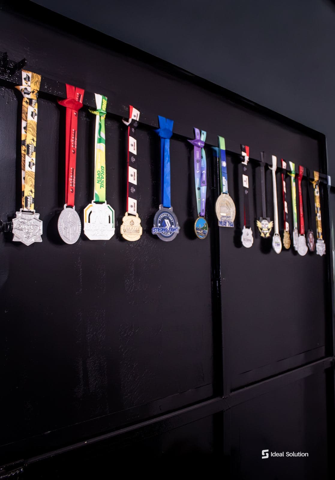 Mural de medalhas conquistadas em competições pelos alunos da Imperium Fight