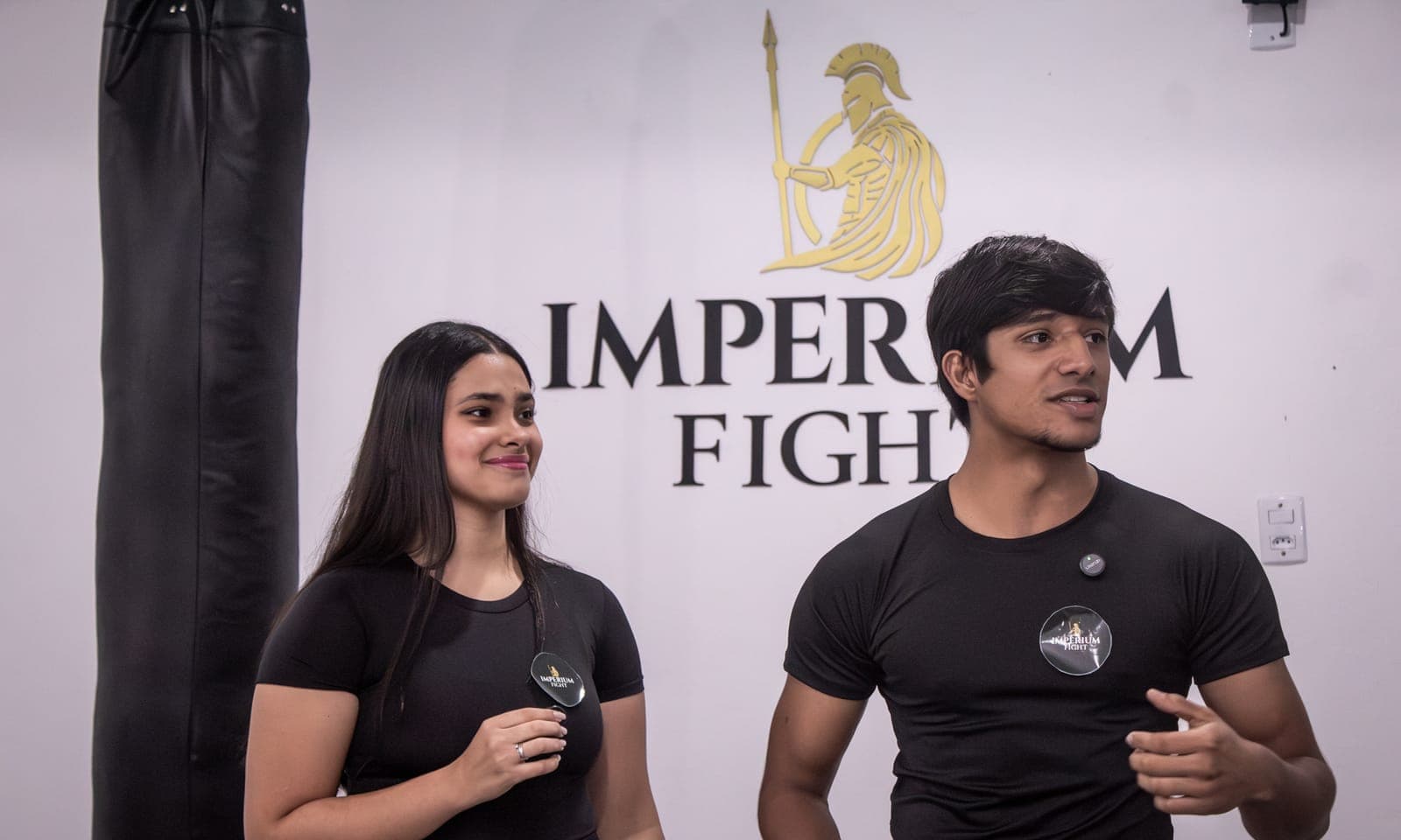 Matheus e Eduarda, fundadores da Imperium Fight, conduzindo uma aula lado a lado