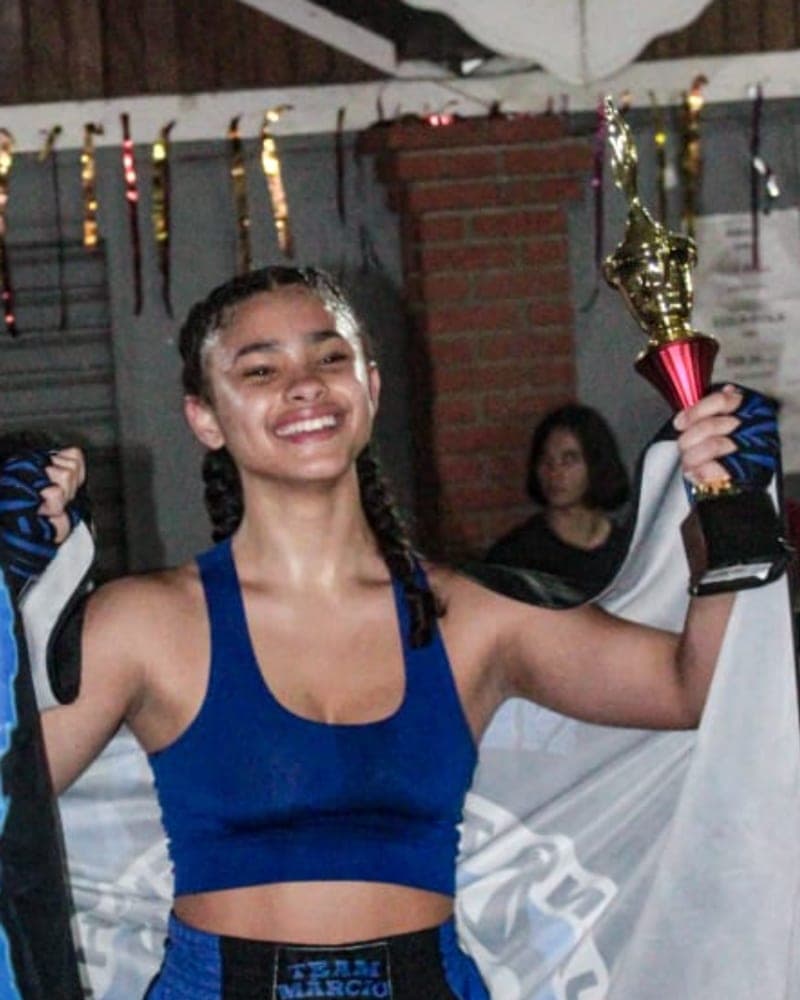 Eduarda, cofundadora da Imperium Fight, comemorando com o troféu após uma luta